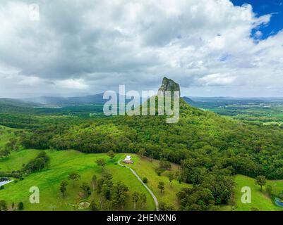 Vue aérienne sur le mont Coonowrin dans les montagnes Glass House.Sunshine Coast, Queensland, Australie. Banque D'Images