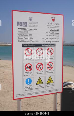 Affiche en arabe et en anglais montrant les règles, les règlements et les conseils de sécurité, BU Maher fort, Muharraq,Royaume de Bahreïn Banque D'Images