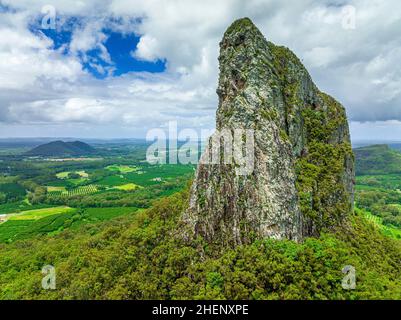 Vue aérienne en gros plan sur le mont Coonowrin dans les montagnes Glass House.Sunshine Coast, Queensland, Australie. Banque D'Images