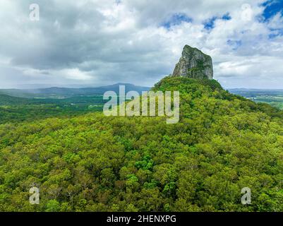 Vue aérienne sur le mont Coonowrin dans les montagnes Glass House.Sunshine Coast, Queensland, Australie. Banque D'Images