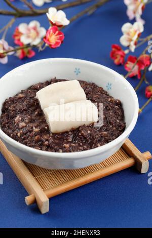 Soupe de haricots rouges sucrée Oshiruko avec gâteau de riz, gros plan Banque D'Images