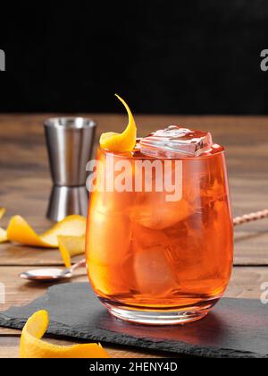 Cocktail Negroni sur une table en bois. Copier l'espace. Banque D'Images