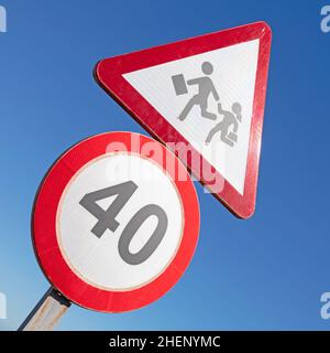 Avertissement de signalisation routière pour jouer aux enfants ou traverser les écoles, Lanzarote (Espagne) Banque D'Images