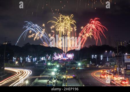 Manille, Philippines.1st janvier 2022.Des feux d'artifice illuminent le ciel au-dessus du cercle commémoratif de la ville de Quezon pour inaugurer le nouvel an à Manille, aux Philippines.Credit: Basilio Sepe/ZUMA Wire/ZUMAPRESS.com/Alamy Live News Banque D'Images