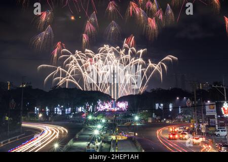 Manille, Philippines.1st janvier 2022.Des feux d'artifice illuminent le ciel au-dessus du cercle commémoratif de la ville de Quezon pour inaugurer le nouvel an à Manille, aux Philippines.Credit: Basilio Sepe/ZUMA Wire/ZUMAPRESS.com/Alamy Live News Banque D'Images