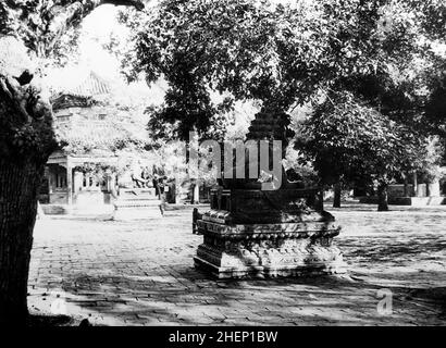 Cour, Temple Llama, Beijing, Chine, début 1900s Banque D'Images