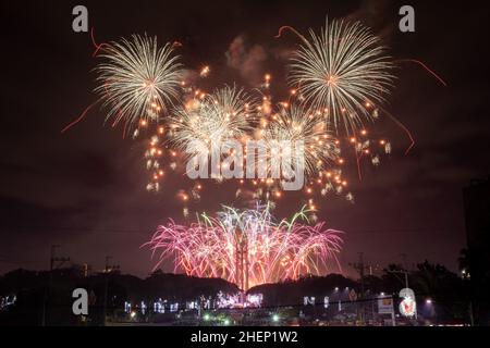 Manille, Philippines.1st janvier 2022.Des feux d'artifice illuminent le ciel au-dessus du cercle commémoratif de la ville de Quezon pour inaugurer le nouvel an à Manille, aux Philippines.Credit: Basilio Sepe/ZUMA Wire/ZUMAPRESS.com/Alamy Live News Banque D'Images