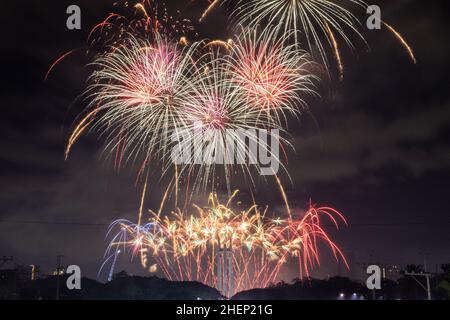 Manille, Philippines.1st janvier 2022.Des feux d'artifice illuminent le ciel au-dessus du cercle commémoratif de la ville de Quezon pour inaugurer le nouvel an à Manille, aux Philippines.Credit: Basilio Sepe/ZUMA Wire/ZUMAPRESS.com/Alamy Live News Banque D'Images