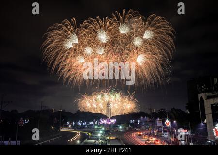 Manille, Philippines.1st janvier 2022.Des feux d'artifice illuminent le ciel au-dessus du cercle commémoratif de la ville de Quezon pour inaugurer le nouvel an à Manille, aux Philippines.Credit: Basilio Sepe/ZUMA Wire/ZUMAPRESS.com/Alamy Live News Banque D'Images