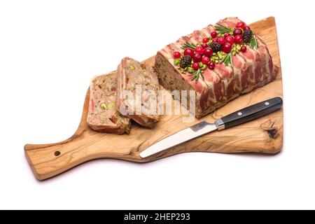 Terrine française traditionnelle recouverte de bacon isolé sur une planche à découper ou à servir en bois Banque D'Images