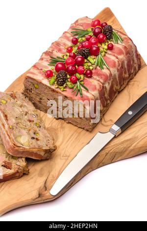 Terrine française traditionnelle recouverte de bacon isolé sur une planche à découper ou à servir en bois Banque D'Images