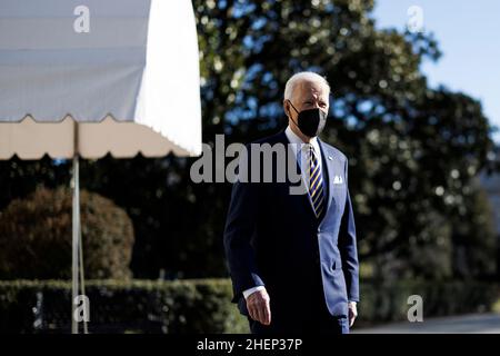 Washington, États-Unis.12th janvier 2022.Le président américain Joe Biden sort du Portico sud de la Maison Blanche à Washington, DC, aux États-Unis, le 11 janvier 2022.Le président américain Joe Biden, dans un discours prononcé mardi à Atlanta, en Géorgie, a déclaré qu'il était favorable à la modification de la règle de l'obstruction parlementaire au Sénat afin de faciliter l'adoption par la Chambre d'une loi qui confirme le droit de vote des Américains.Credit: Ting Shen/Xinhua/Alay Live News Banque D'Images