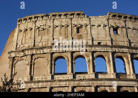 Colisée dans le ciel bleu de Rome Banque D'Images