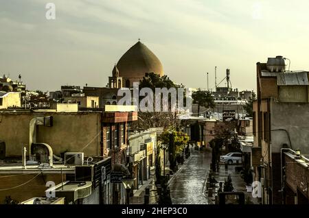 Isfahan, NOR Julfa, Iran, 16, novembre,2021: Une rue étroite pavée de pierres de vent menant à la place avec la cathédrale du Christ Sauveur Banque D'Images