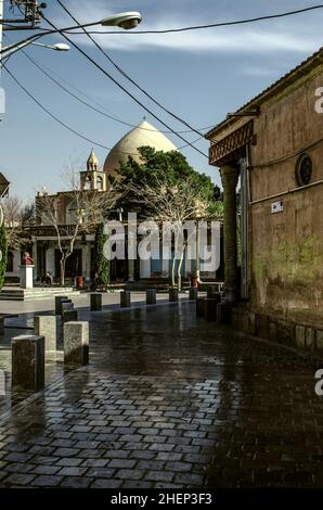 Isfahan, NOR Julfa, Iran, 16, novembre,2021: Un tour le long du trottoir pavé de pierres de vent menant à la place avec la cathédrale du Christ Banque D'Images