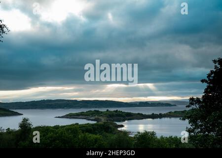Coucher de soleil nuageux sur le Loch Shuna en Écosse.Coucher de soleil sur le Loch Shuna à Craobh Haven, Argyll et Bute en Écosse. Banque D'Images