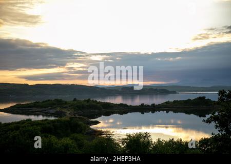 Coucher de soleil nuageux sur le Loch Shuna en Écosse.Coucher de soleil sur le Loch Shuna à Craobh Haven, Argyll et Bute en Écosse. Banque D'Images