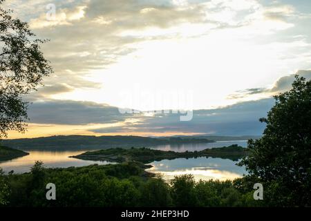 Coucher de soleil nuageux sur le Loch Shuna en Écosse.Coucher de soleil sur le Loch Shuna à Craobh Haven, Argyll et Bute en Écosse. Banque D'Images