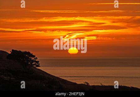 Swansea, Royaume-Uni.12th janvier 2022.Ce matin, le soleil se lève sur le Canal de Bristol à Langland Bay, Swansea.Credit: Phil Rees/Alamy Live News Banque D'Images