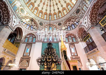Vue intérieure de la mosquée Yeni Valide d'Istanbul.La mosquée Yeni Valide est une mosquée ottomane datant de 18th ans située dans le quartier d'Uskudar à Istanbul. Banque D'Images