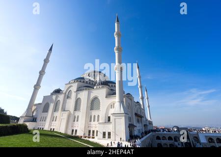 Vue panoramique sur la mosquée Camlica d'Istanbul.La mosquée Camlica est la plus grande mosquée de Turquie. Banque D'Images