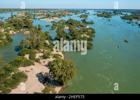 Vues aériennes sur le Mékong avec de nombreux bars et îles de sable, Cambodge Banque D'Images