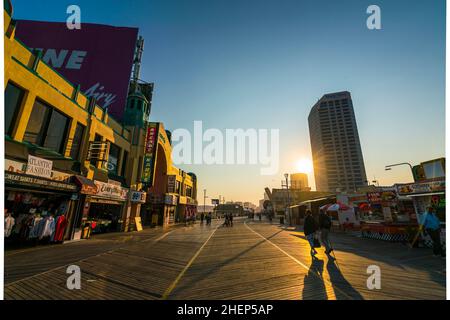 Atlantic City, New Jersey, USA. 09-04-17 : Atlantic City Boardwalk au coucher du soleil. Banque D'Images