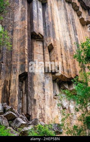 Sawn Rocks est un mur imposant de tuyaux pentagonaux de basalte.Un rappel emblématique du passé volcanique de Kaputar, situé dans le parc national du Mont Kaputar. Banque D'Images