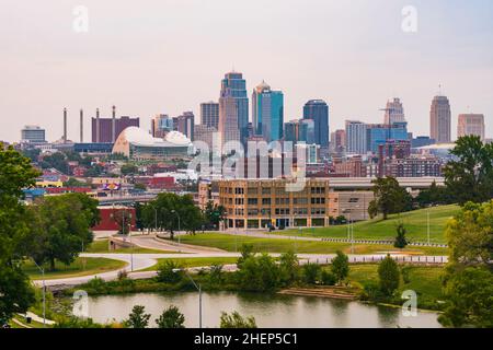 Au Kansas, Missouri, USA. 09-15-17, belle Kansas city skyline at sunset. Banque D'Images