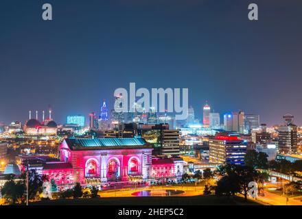 Au Kansas, Missouri, USA. 09-15-17, belle Kansas city skyline at night. Banque D'Images