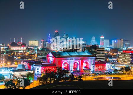 Au Kansas, Missouri, USA. 09-15-17, belle Kansas city skyline at night. Banque D'Images