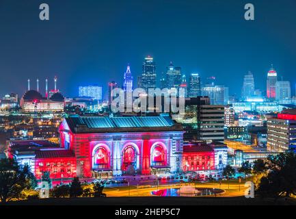 Au Kansas, Missouri, USA. 09-15-17, belle Kansas city skyline at night. Banque D'Images