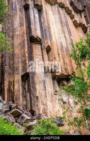 Sawn Rocks est un mur imposant de tuyaux pentagonaux de basalte.Un rappel emblématique du passé volcanique de Kaputar, situé dans le parc national du Mont Kaputar. Banque D'Images