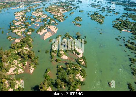 Vues aériennes sur le Mékong avec de nombreux bars et îles de sable, Cambodge Banque D'Images