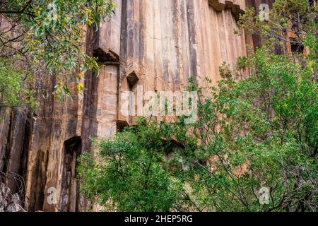 Sawn Rocks est un mur imposant de tuyaux pentagonaux de basalte.Un rappel emblématique du passé volcanique de Kaputar, situé dans le parc national du Mont Kaputar. Banque D'Images