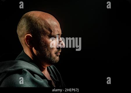 Portrait d'un guerrier courageux Wanderer dans un manteau noir.Fantasme historique.Halloween. Banque D'Images