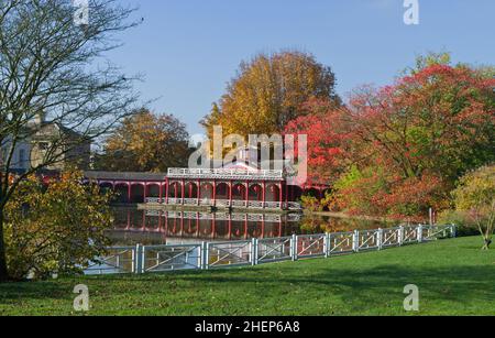 Vue panoramique en automne sur le lac jusqu'à la laiterie chinoise de Woburn Abbey Gardens, Bedfordshire, Royaume-Uni Banque D'Images