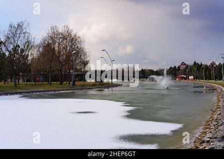 Lac artificiel partiellement gelé et fontaine à Eskisehir Kentpark Banque D'Images