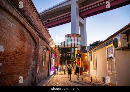 La vieille ville d'usine à Alcantara, la nouvelle usine LX est aujourd'hui un centre d'art moderne avec des restaurants et des bars près de la ville de Lisbonne au Portugal. Banque D'Images