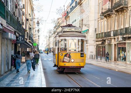 Un tramway traditionnel de Lisbonne dans les rues de Baixa dans la ville de Lisbonne au Portugal.Portugal, Lisbonne, octobre 2021 Banque D'Images