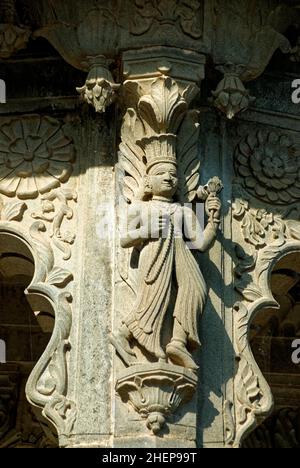 Une femme avec le chapeau de plumes sur sa tête sculptée en pierre sur le mur de chhatri (Mémorial) à Maheshwar Banque D'Images