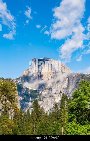 demi-dôme le jour ensoleillé, parc national de yosemite, californie, états-unis. Banque D'Images