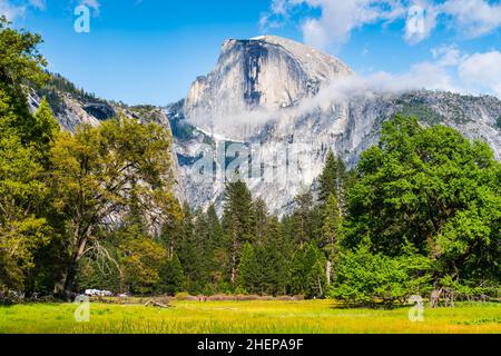 demi-dôme le jour ensoleillé, parc national de yosemite, californie, états-unis. Banque D'Images