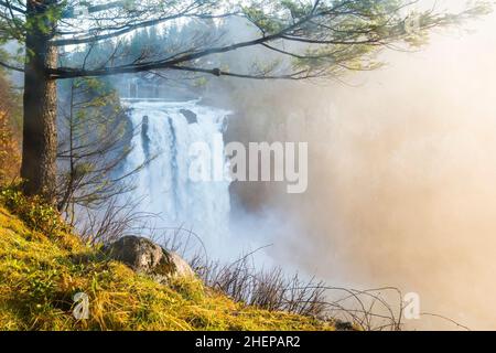 Snowqualmie chute au coucher du soleil avec beaucoup de brouillard. Banque D'Images