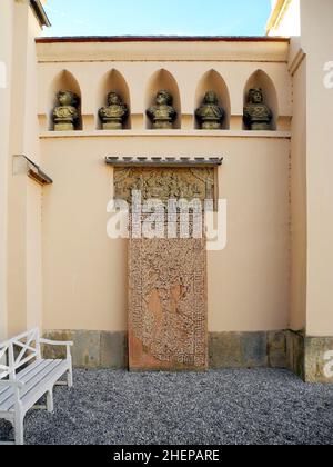 Laxenburg, Autriche - 02 janvier 2022 : sculptures, plaque commémorative et relief dans la cour du château de Franzensburg Banque D'Images