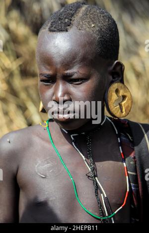 Mursi les enfants en costumes nationaux dans le village de Tribe Banque D'Images