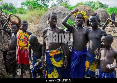 Mursi les enfants en costumes nationaux dans le village de Tribe Banque D'Images