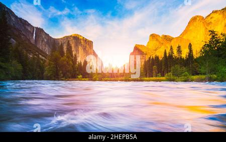 Yosemite National Park avec en premier plan la rivière,California,USA.