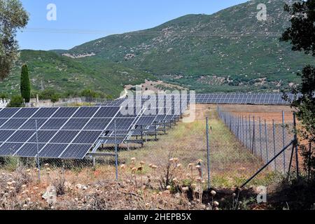 Grèce, panneaux photovoltaïques pour la production d'électricité Banque D'Images