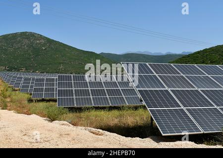 Grèce, panneaux photovoltaïques pour la production d'électricité Banque D'Images